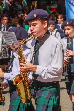 St. Patricks kolej grubunda saksafoncu.