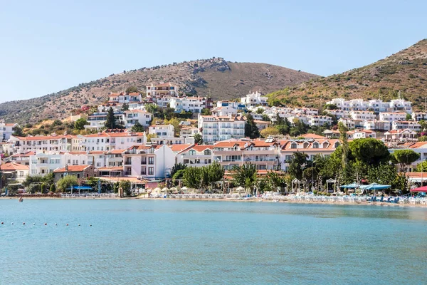 Maisons sur la colline surplombant la plage — Photo