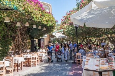 Restoranlar bougainvillaea 'nın gölgesinde.