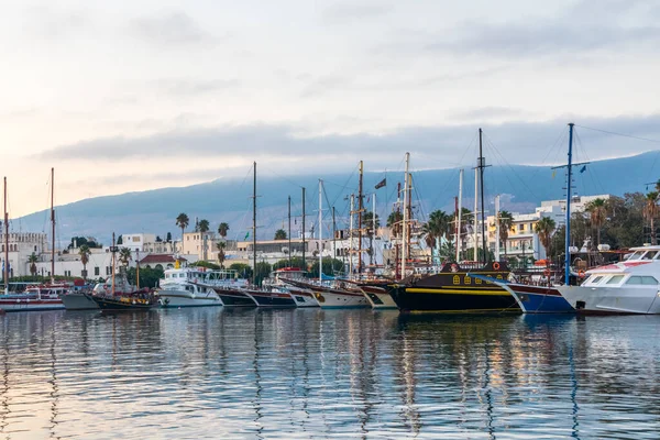 Tôt le matin et bateaux — Photo