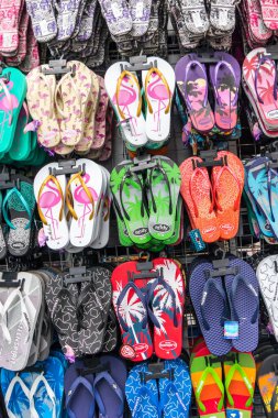  Ayakkabı dükkanından sarkan parmak arası terlikler