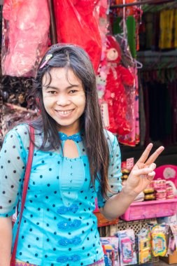 Gülümseyen Birmanyalı kızın portresi