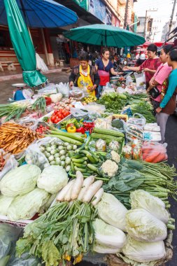 Mae Sot, Tayland - 3 Mayıs 2019: Satıcıların çevresindeki müşteriler sebze satıyor. Sabah pazarı her gün açık..