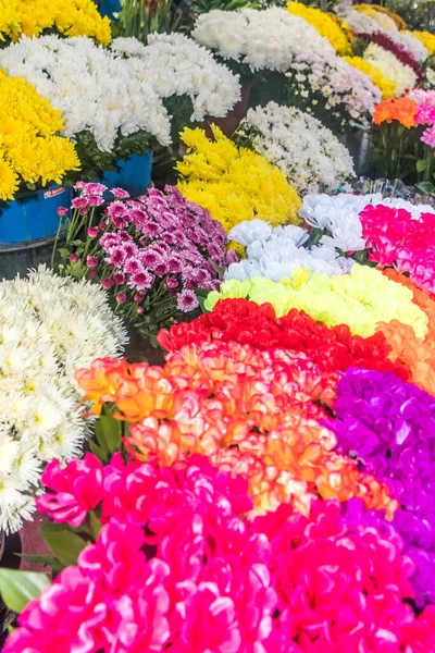 Virágok eladó egy piaci standon — Stock Fotó