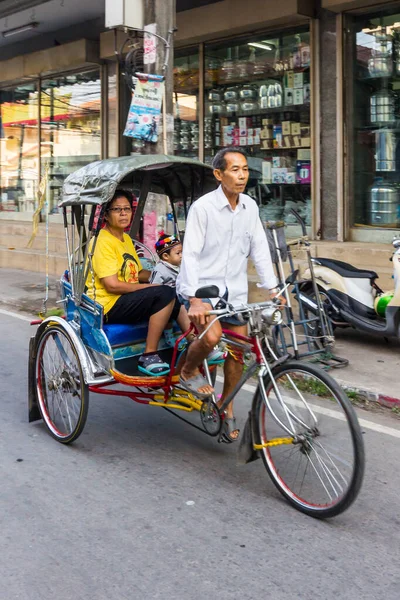 Γυναίκα και παιδί ταξιδεύουν με ποδήλατο. — Φωτογραφία Αρχείου