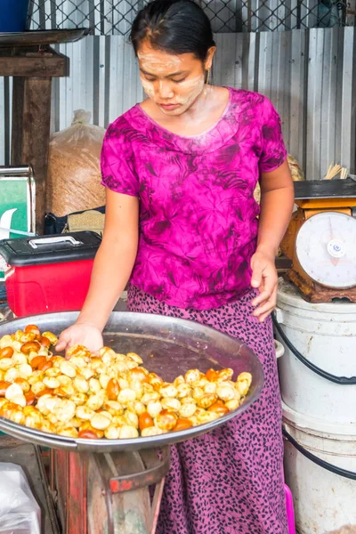 Barmská žena prodávající kaštany — Stock fotografie