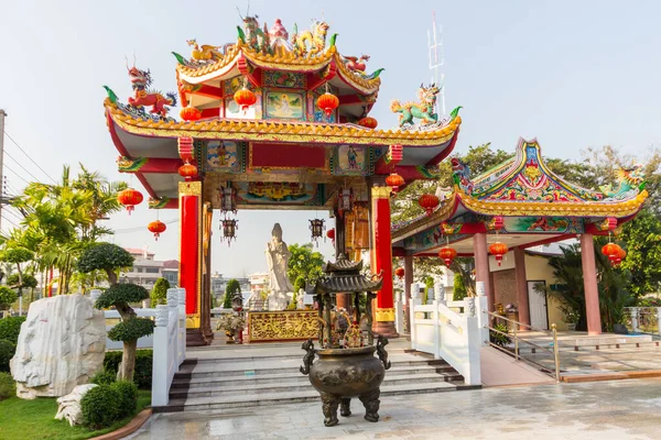 Templo chino en el centro de la ciudad . —  Fotos de Stock