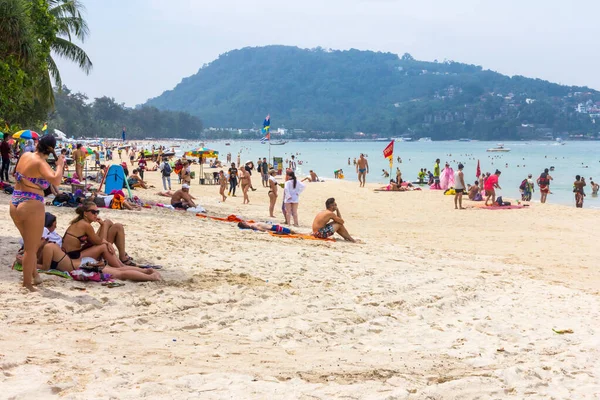 Туристы отдыхают на пляже — стоковое фото