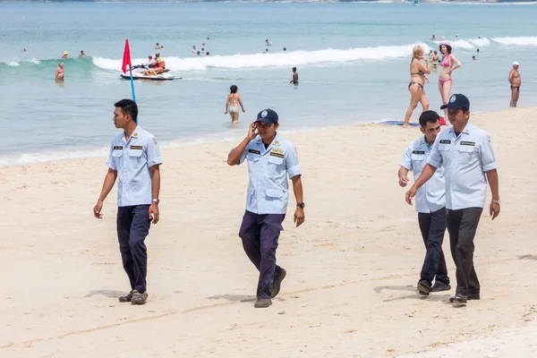 Местные власти патрулируют пляж . — стоковое фото