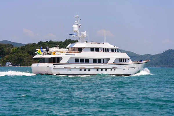 Motor Jacht Folyamatban Phang Nga Bay Phuket Thaiföld — Stock Fotó
