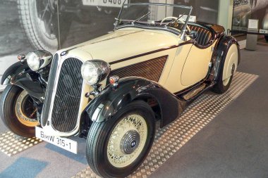 Münih, Almanya - 30 Ekim 2005: Siyah ve krem rengi BMW 315-1. Araba 1935 yılında üretildi..