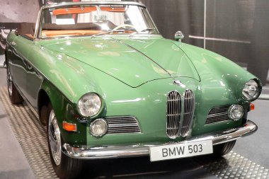 Münih, Almanya - 30 Ekim 2005: İki renkli yeşil BMW 503. Araba 1956 ve 1959 yılları arasında üretildi..