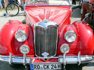 Bavyera, Almanya - 7 Mayıs 2006: Kırmızı Riley RMC Spor Arabası 'nda radyatörü kapat. Araba 1948 ve 1951 yılları arasında üretildi.