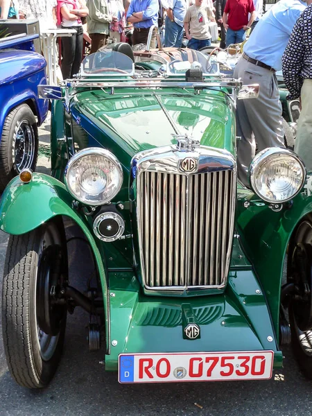 ドイツ バイエルン2006年5月7日 緑のMg Tcスポーツカーのラジエーターの閉鎖 この車は1945年から1950年の間に生産された — ストック写真