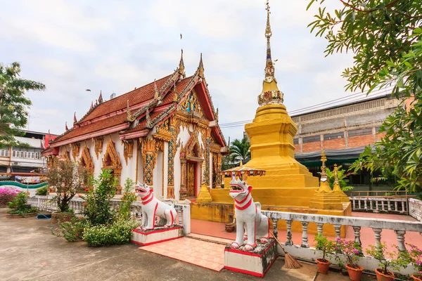 寺院のライオンと仏塔 — ストック写真