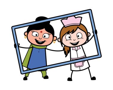 Çizgi filmdeki Hintli kadın garson kızla karede.