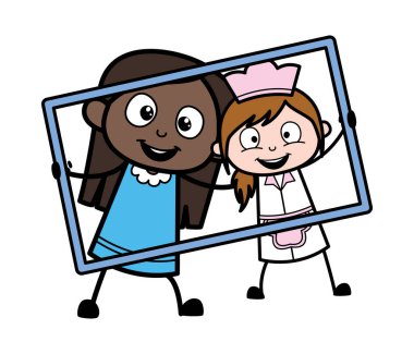 Çizgi filmdeki siyah kız garson kızla karede.