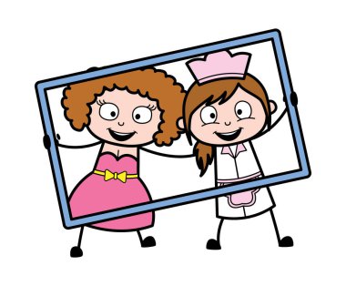 Çizgi filmdeki genç bayan garson kızla karede.