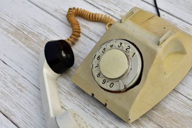 Eski bir çevirmeli telefon, kapalı.