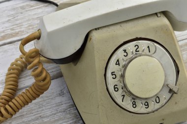 Eski çevirmeli telefon, yan görünüm, yakın plan.