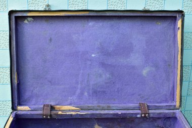 Eski bir bavulun kapağını aç. Eski bir duvar kağıdının arka kapağını kağıt kaplamalı.