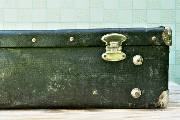 Eski siyah bavul eski bir iç mekan, arka görünüm