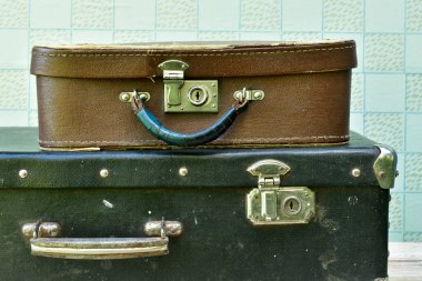 İki eski bavul, siyah büyük ve küçük kahverengi yakın plan.