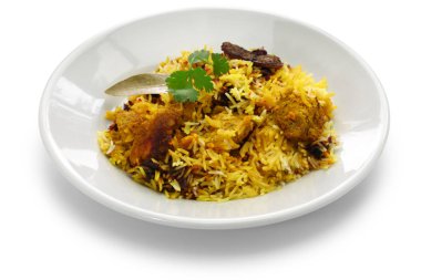 Hyderabadi tavuk biryani, beyaz arka plan üzerinde izole Hint Mutfak