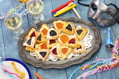 Ev yapımı hamantaschen çerezler, gürültü makinesi ve mutlu Purim Yahudi tatil partisi için maske