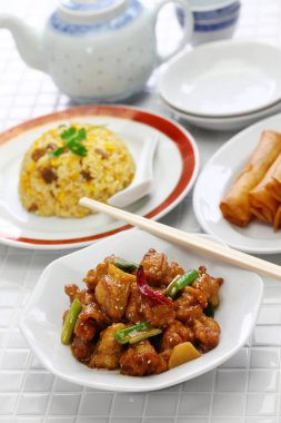 Genel tsos tavuk, kızarmış pirinç, bahar rulolar, Amerikan Çin mutfağı