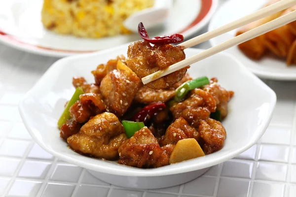 一般的な Tso の鶏炒めご飯 春巻き アメリカの中国の料理 — ストック写真