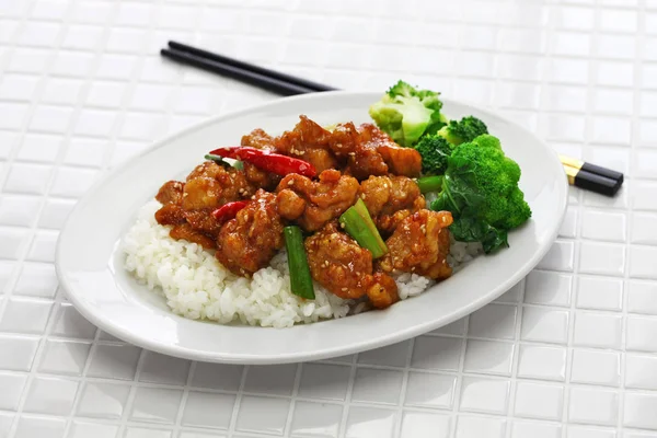 Allgemeine Tsos Huhn Mit Reis Amerikanisch Chinesische Küche — Stockfoto