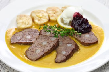 knedlik (ekmek böreği), ile hizmet svickova na smetane (ekşi krema soslu dana) geleneksel Çek mutfağı
