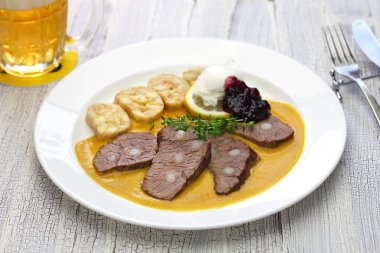 knedlik (ekmek böreği), ile hizmet svickova na smetane (ekşi krema soslu dana) geleneksel Çek mutfağı