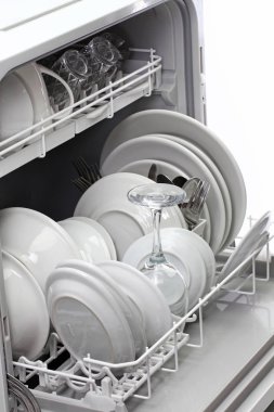 Beyaz arka plan üzerinde izole temiz yemekleri ile bulaşık makinesi açın
