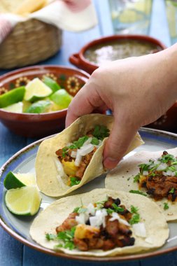 Tacos al papazı, Meksika yemeği, yemek ile el