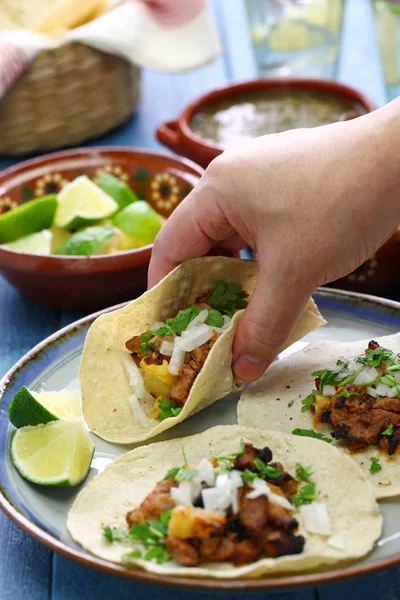 Tacos Pastor Comida Mexicana Comer Com Mãos — Fotografia de Stock