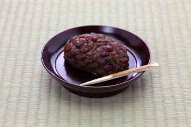 ohagi (botamochi), tatlı kırmızı fasulye ezmesi ile kaplı pirinç keki geleneksel Japon kutsal gıda