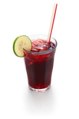 Chicha morada, beyaz arka plan üzerinde izole Perulu mor Mısır içecek