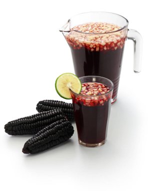 Chicha morada, beyaz arka plan üzerinde izole Perulu mor Mısır içecek