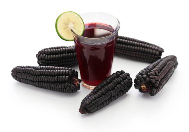 Chicha morada, beyaz arka plan üzerinde izole Perulu mor Mısır içecek