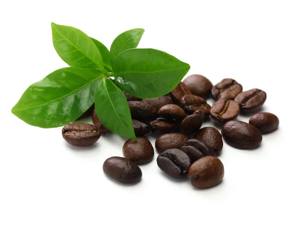 Sparsi Chicchi Caffè Torrefatto Foglie Sfondo Bianco — Foto Stock