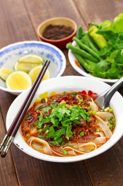 Lao khao soi, geniş Pirinç Noodle çorba ile baharatlı kıyılmış domuz, laos gıda
