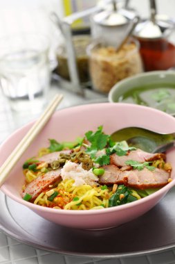 bami haeng mu daeng, yumurta noodle ile domuz rostosu, hizmet Tayland Gıda