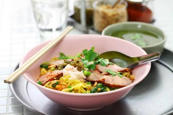 Bami Haeng Daeng Egg Noodles Served Roast Pork Thai Food — Stock Photo, Image