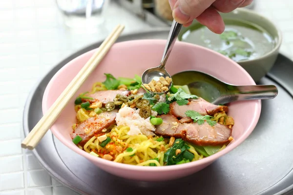 Bami Haeng Daeng Äggnudlar Serveras Med Stekt Fläsk Thaimat — Stockfoto