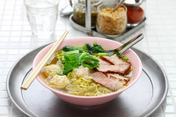 Bami Nam Sopa Macarrão Ovo Servido Com Carne Porco Assada — Fotografia de Stock