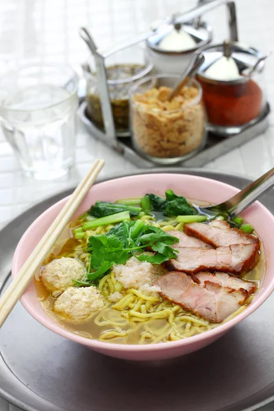 Bami Nam Sopa Macarrão Ovo Servido Com Carne Porco Assada — Fotografia de Stock