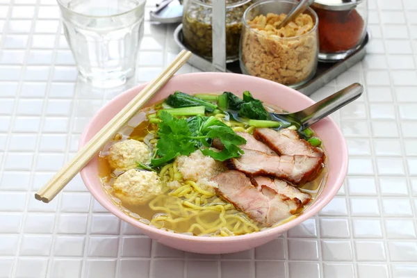 Bami 蛋面汤配烤猪肉 泰国菜 — 图库照片