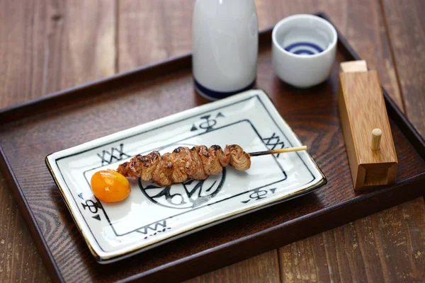日本鬼子 日本烤鸡串 非常罕见的杂碎 未成熟的蛋黄 — 图库照片